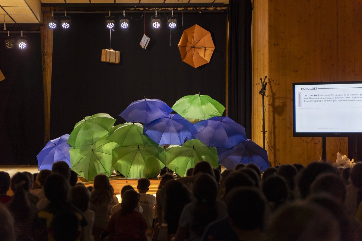 Paraules al final d’un camí no és un espectacle, és una creació, i des d’aquí volem reivindicar la idea de creació, perquè tal i com diu el diccionari, crear és Fer (una cosa) del no res. Fer una cosa que abans no existia. Crear un estil. <a href="/escolacamins/">Escola Camins</a> #llenguatgesartístics