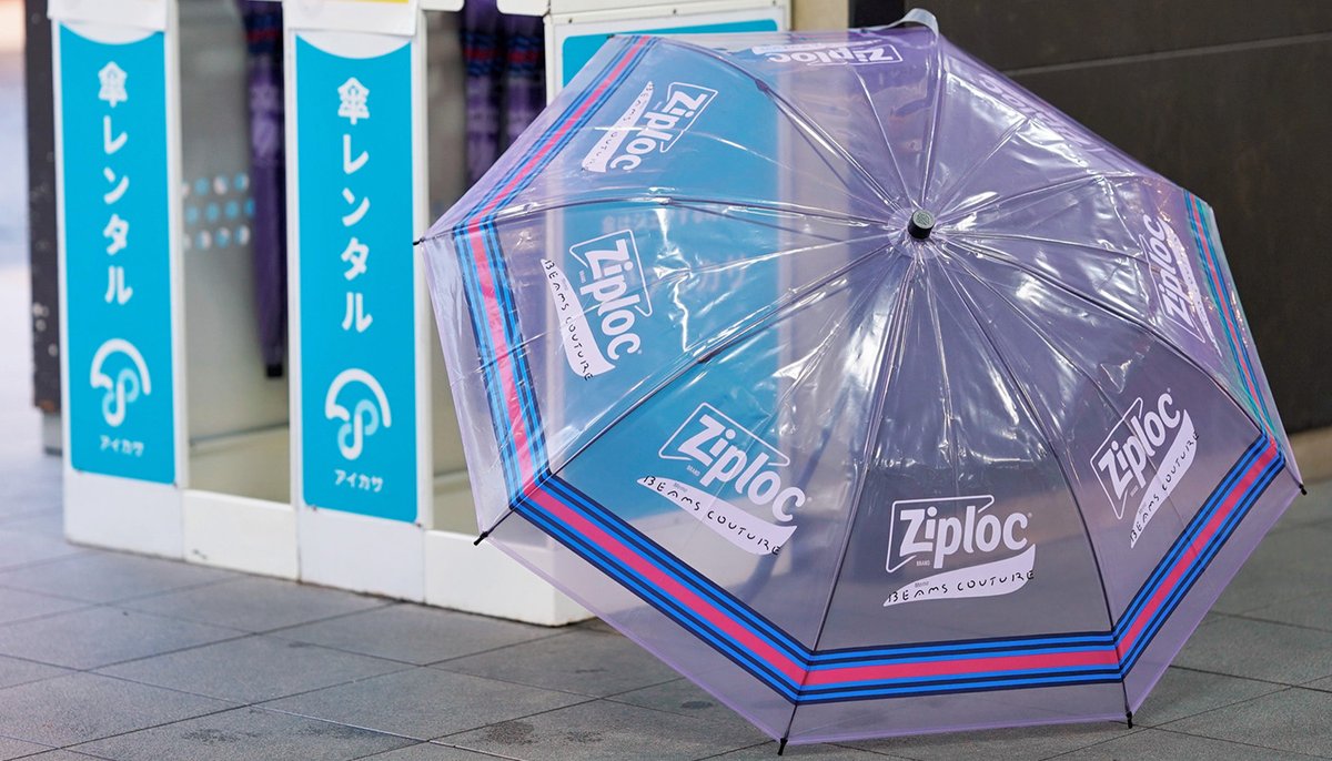 ジップロックを再利用した傘。ビームス クチュールがデザインを監修！ - web.goout.jp/fashion/297289/