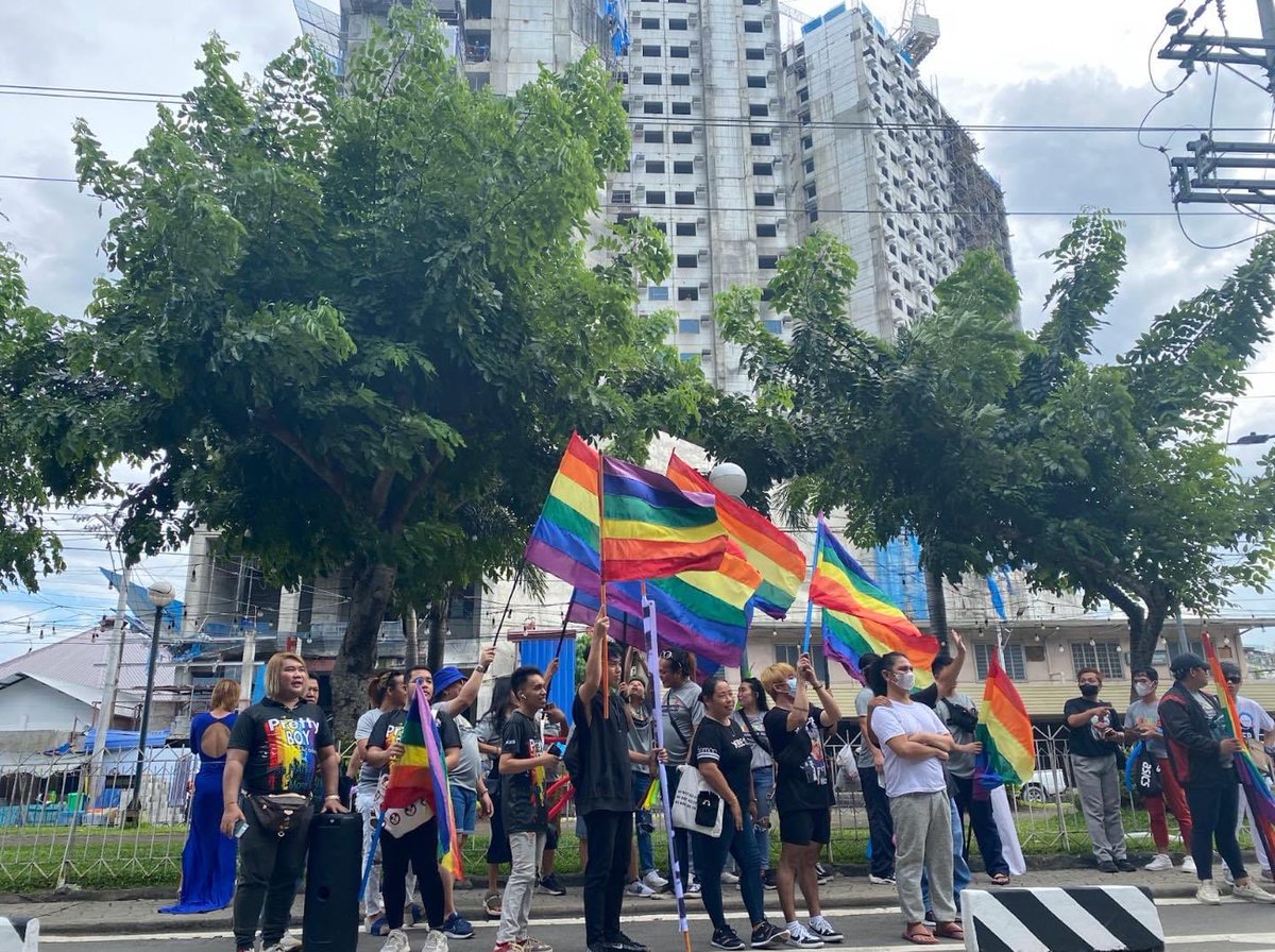 atenews's tweet photo. NH: Various LGBTQ+ organizations, individuals, and allies all join in for Davao City's Pride March in celebration of Pride Month. https://t.co/OBpGQXvH73
