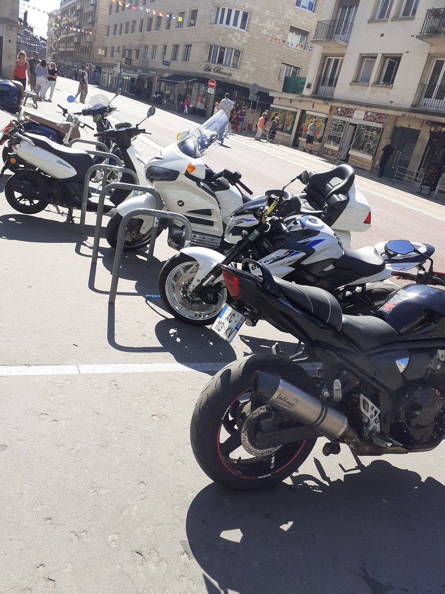 JohnBikeLane's tweet photo. Pendant que les cyclistes de @Rouen se taquinent sur "quel velo pour quel arceau ?", les 2RM ne se posent pas tant de questions https://t.co/pFha2no8ce