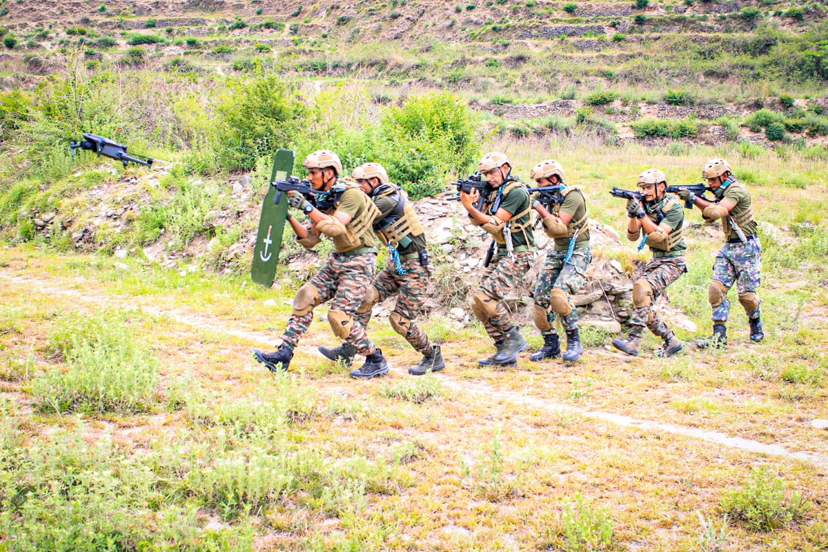 Exercise #Ekuverin 2023 

The 12th Edition of India-Maldives Joint Exercise #Ekuverin concluded after intense validation training. The exercise has strengthened mutual confidence & enabled sharing of best practices. 

#IndianArmy
#IndiaMaldivesFriendship 

@MNDF_Official