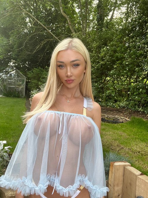 rt if u love blondes with big titties 😋 https://t.co/JCYRoVAlcP