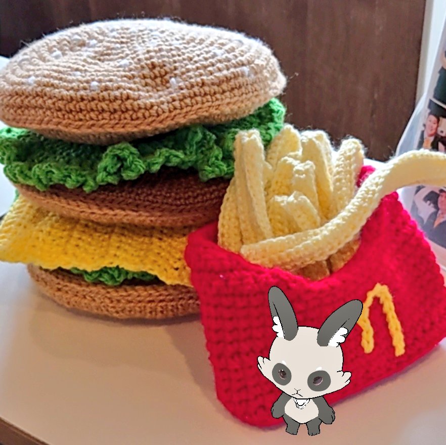 Shobonkun_'s tweet photo. マックにて🍔🍟🎶
ハンバーガーとポテトが毛糸で編んである〜🎶
#3DLL #3DLLF https://t.co/iBsmQ3nfIG
