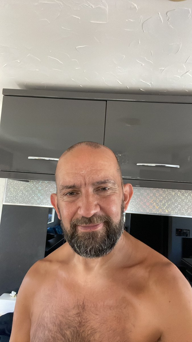 Right here is the official haircut selfie as apparently it’s the thing you do!!😂😂😂I need an ice lolly now so I’m going to have a Solero!! 🥵🔥🥵☀️