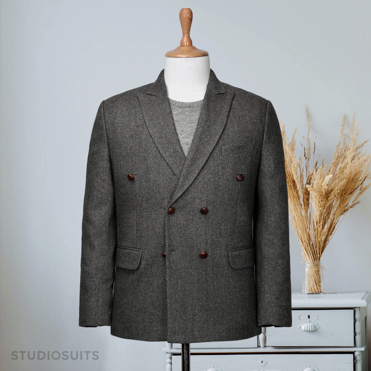 StudioSuits's tweet image. Customer Order Spotlight!
Jacket commissioned by our Client from Washington.

Enhance your office look with our Gray Herringbone Flecks Donegal Tweed Jacket that projects elegance and luxury.

Check out this style here: bit.ly/43ZpT7W

#studiosuits #tweedjacket #elegant