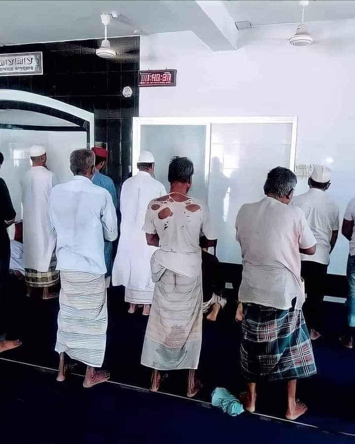 MohammadMohon99's tweet photo. মসজিদে ভিতরে গেলে সবাই এক। 
বাহিরে থাকেন আপনি কোটি পতি বা গরিব,
ভিতরে গেলে সবাই এক🤍 https://t.co/rogoyFDbEd