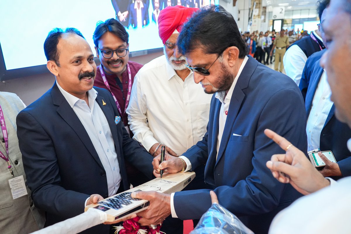 Ahmedabad Airport tweet media