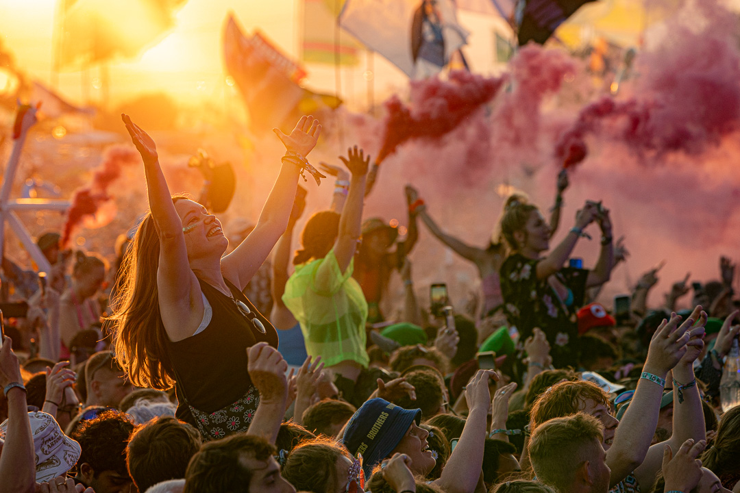 BenBirchallUK's tweet photo. Want to say thanks to @fredagainagain1 for making Friday's "golden set" at @glastonbury one of the most memorable and photogenic crowd moments in my career
Lovely idea to keep photographers in the pit for your whole set to capture sunset
#ThankYou #BestSetEver https://t.co/yuVmUiSFHx