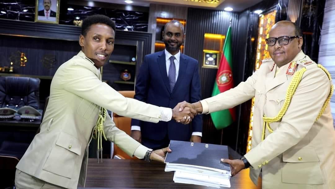 The Minister of Defence Abdikadir Mohamed Nor handed over the position of  former SNA Cheif Defence Commander Major general Odawa Yusuf Rage to the new commander Brigadier general Ibrahim Sheikh Muhiyadin.