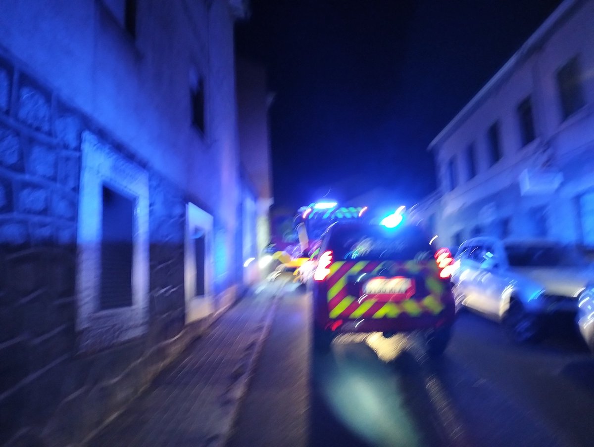 bomberosdeavila's tweet image. 03:15 Incendio de garaje en c/ La Paz, #Avila.
Enviamos 2 BUP y UMJ

Un portal en c/ La Paz evacuado por humo en las viviendas y 2 portales en c/ Bajada de los Berrocales confinados. Son heridos.

Gran ayuda de #PoliciaLocalAv y @policia