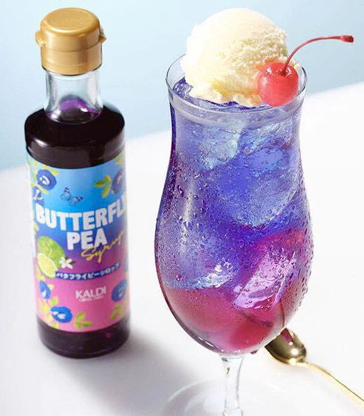 これを使えばおうちでもカフェ気分！あのカルディからハーブシロップ「オリジナル バタフライピーシロップ」が新発売！