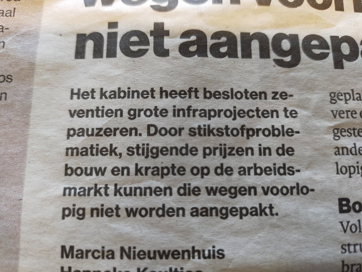 clarissebuma's tweet image. Daar lees ik 'm weer. in het AD deze keer. "Kabinet pauzeert infraprojecten". Lieve journalisten, je pauzeert niet 'iets'. #taalvoutje #eindredactie  @De_Taalstaat