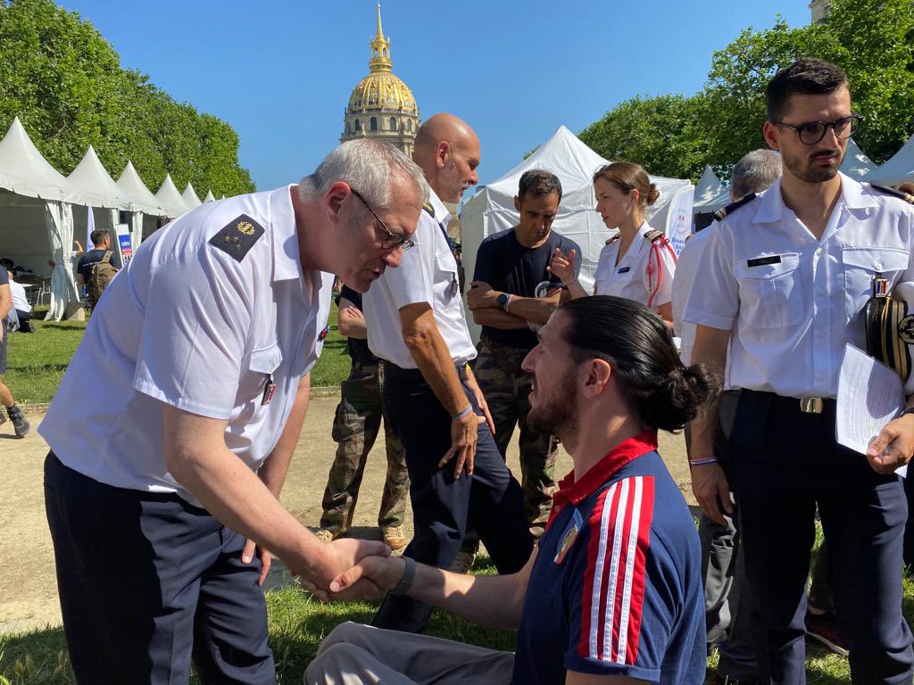 🥇Yohan Peter, sportif de haut niveau en escrime fauteuil et ambassadeur du #SSA nous a fait l’honneur de sa venue #AvecNosBlessés
🤝Rencontre avec le MGI Jacques Margery, directeur central adjoint du Service de #santé des #armées
En garde 🤺
<a href="/Armees_Gouv/">Ministère des Armées et des Anciens combattants</a> 
<a href="/armeedeterre/">Armée de Terre</a>