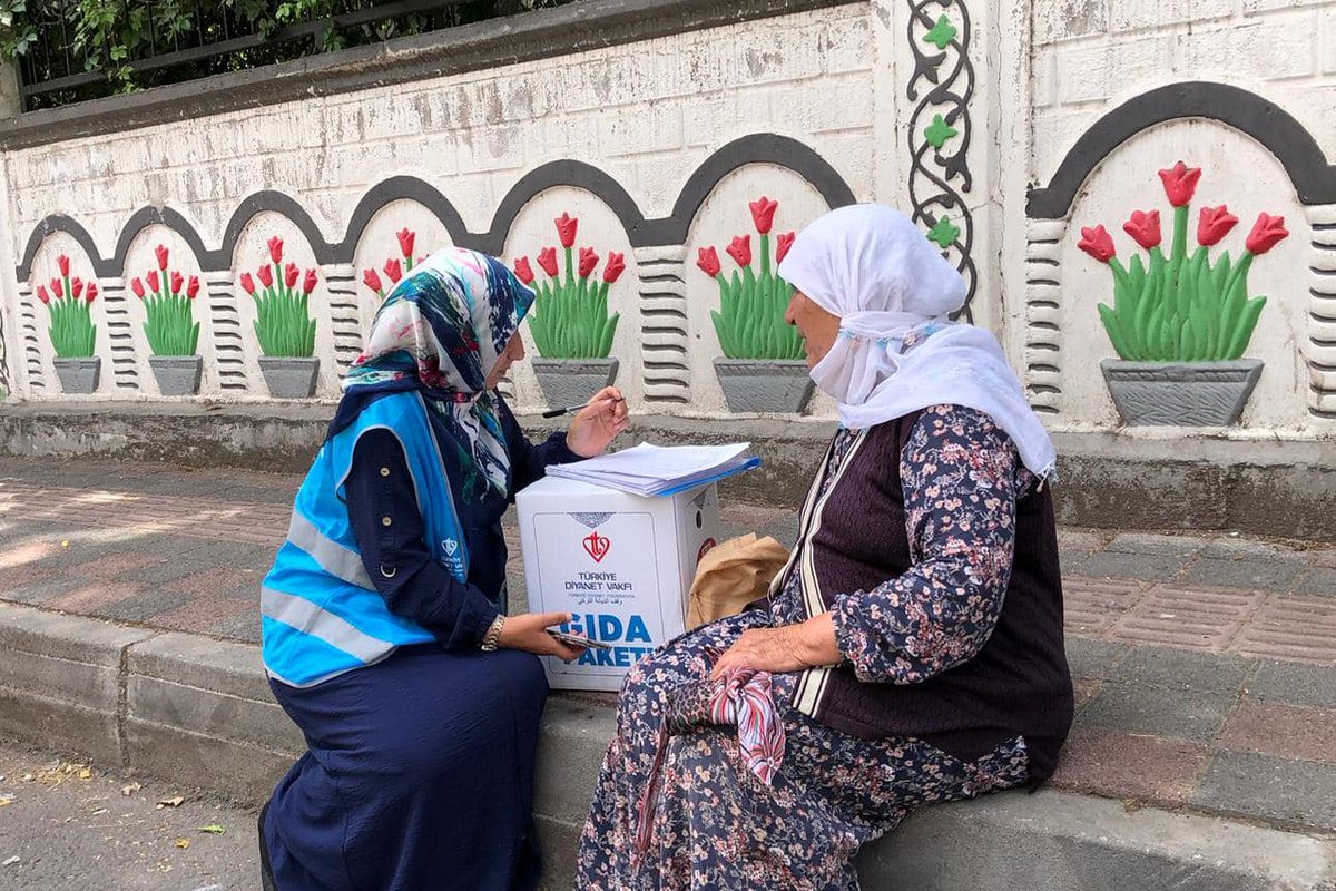 Diyarbakır Müftülüğü ve Vakfımız Şubesi Kadın ve Gençlik Kolları iş birliğinde, hayırseverlerimizin emaneti olan gıda kolilerini görevli ve gönüllülerimizle depremzede ile ihtiyaç sahibi ailelere ulaştırdık.

#BeklenenSensin
#KurbanınıPaylaş Kardeşinle Yakınlaş