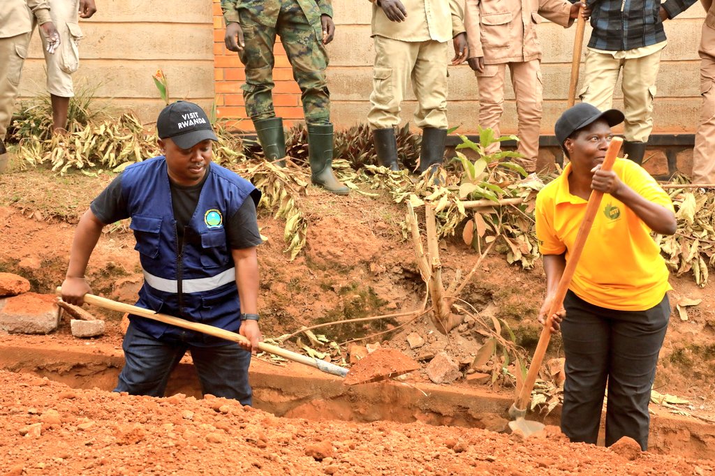 KicukiroDistr's tweet photo. Uyu muhanda urimo kubakwa ku bufatanye bw'Umujyi wa Kigali n'abaturage aho batanze 30% ndetse n'Umujyi utanga 70% , biteganijwe ko imirimo yo kubaka uyu muhanda izamara amezi atatu. Bwana @merardmp yavuze ko ubu bufatanye butuma umuturage arushaho kumva uruhare rwe mu bimukorerwa https://t.co/7CUE3dbgCv