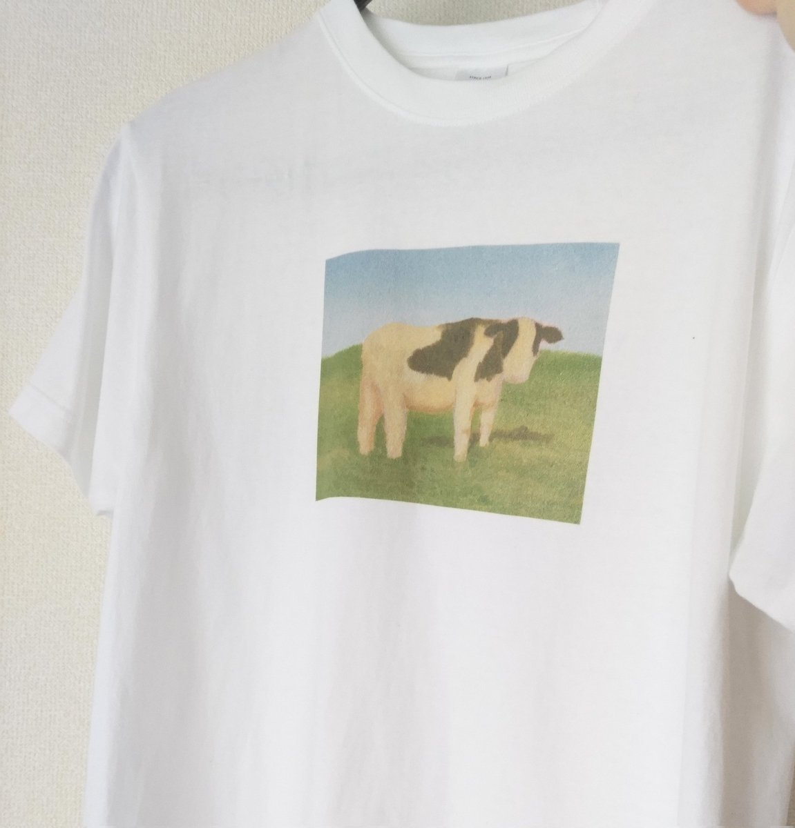 8nagase8's tweet photo. 【日記】
もしや…とおもって今年描いた
「うし」をTシャツにしてみたら、
これがとんでもなく可愛くできたので投稿。
妹に教えてもらいCORNER PRINTINGさんでつくりました。ありがとうございました！
#アート　#絵　#うし　#シャツ　#いきもの　#油絵　#art   #artwork 
#cornerprinting https://t.co/uRKM3Js1as