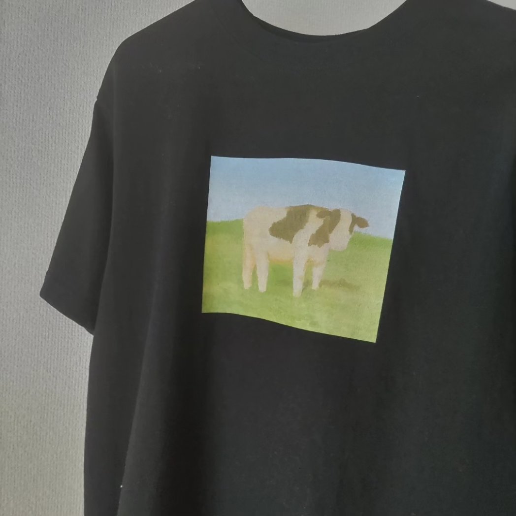 8nagase8's tweet photo. 【日記】
もしや…とおもって今年描いた
「うし」をTシャツにしてみたら、
これがとんでもなく可愛くできたので投稿。
妹に教えてもらいCORNER PRINTINGさんでつくりました。ありがとうございました！
#アート　#絵　#うし　#シャツ　#いきもの　#油絵　#art   #artwork 
#cornerprinting https://t.co/uRKM3Js1as