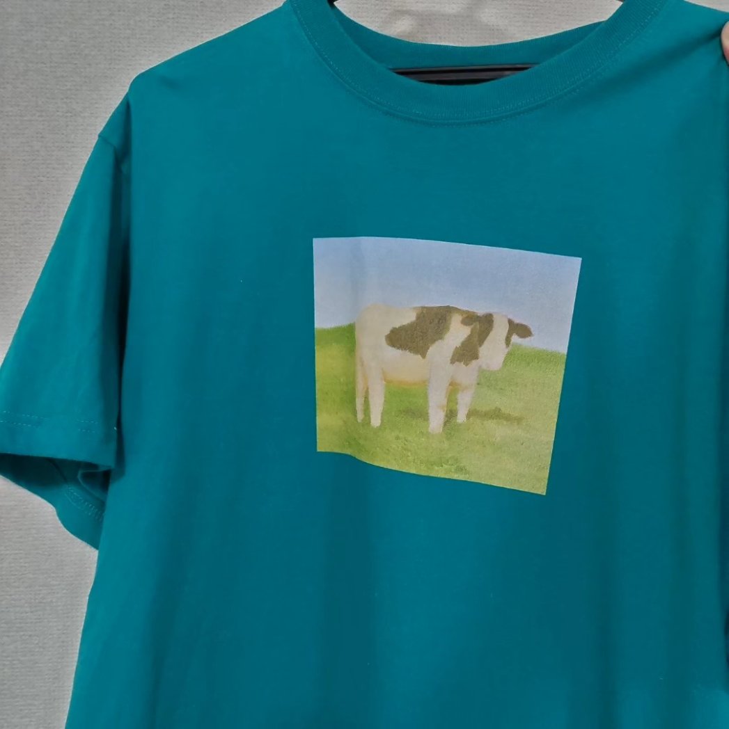 8nagase8's tweet photo. 【日記】
もしや…とおもって今年描いた
「うし」をTシャツにしてみたら、
これがとんでもなく可愛くできたので投稿。
妹に教えてもらいCORNER PRINTINGさんでつくりました。ありがとうございました！
#アート　#絵　#うし　#シャツ　#いきもの　#油絵　#art   #artwork 
#cornerprinting https://t.co/uRKM3Js1as