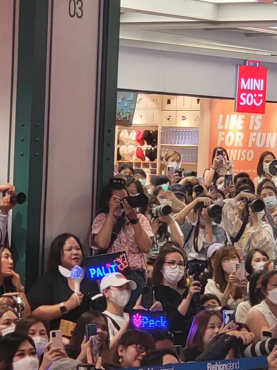 Palit_Official's tweet photo. บรรยากาศอบอุ่น 🦋  #เป๊กมีคอนที่แฟชั่น @peckpalit 

#เป๊กผลิตโชค
#PeckPaLitChoke https://t.co/rtC3OUsZHi