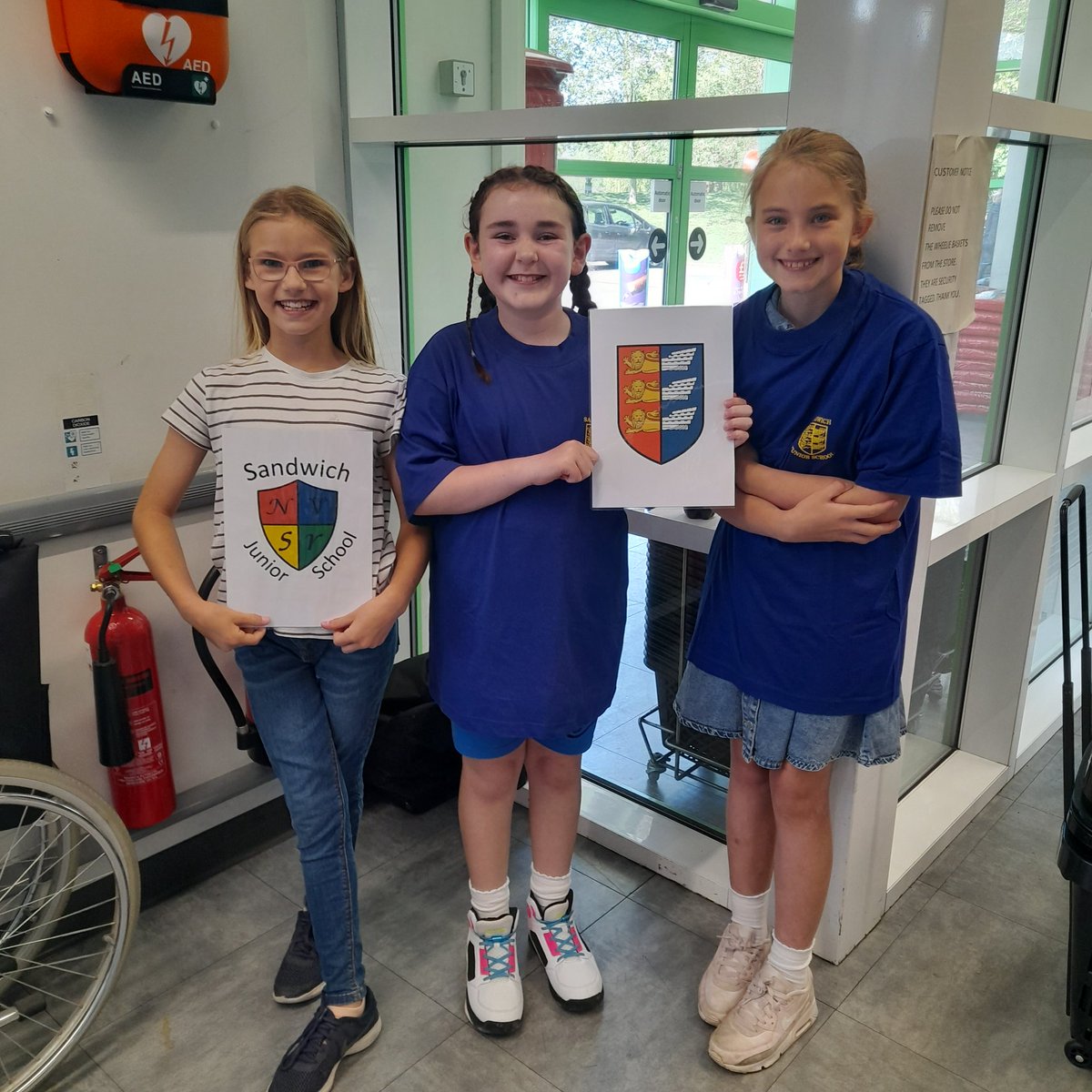 @SandwichJunior Amy, Izzy and Arwen supporting the PTFA selling tickets at the Co-op this morning in Sandwich. Some great little businesswomen there!