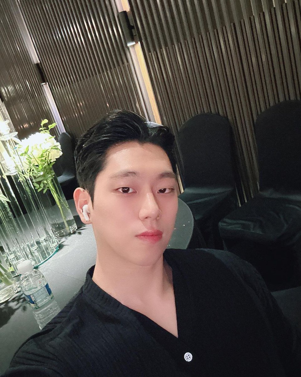Tinkerland0303's tweet photo. 230624 [#YOUJIN]Yujin Instagram post

Appearance at the wedding! I'm so nervous about the congratulatory song!
#wedding #congratulatorysong #nervous #myfriend #goodbye #ootd #allblackfashion #elevatorshot #selfgoroad #bagfullofluggage #soloplay

#김유진 #유진 #유진짱짱 #KIMYOUJIN https://t.co/5otdoGCAJG