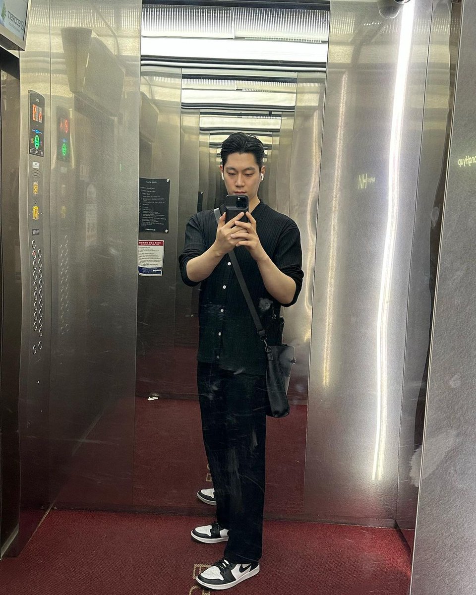 Tinkerland0303's tweet photo. 230624 [#YOUJIN]Yujin Instagram post

Appearance at the wedding! I'm so nervous about the congratulatory song!
#wedding #congratulatorysong #nervous #myfriend #goodbye #ootd #allblackfashion #elevatorshot #selfgoroad #bagfullofluggage #soloplay

#김유진 #유진 #유진짱짱 #KIMYOUJIN https://t.co/5otdoGCAJG