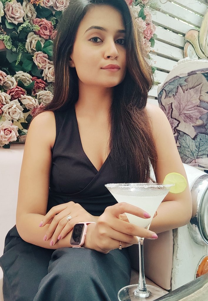 Embracing weekend with Margarita in hand 🍸 

What is your favorite drink ? 
Comment below 👇🏻

#SaturdaySips #WeekendVibes