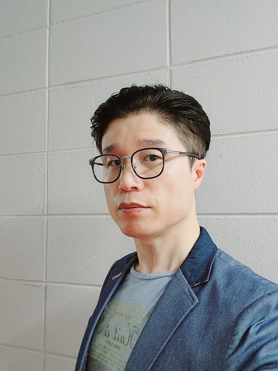 오늘은 무겁지 않은 모습으로 시작했다. 상체 운동을 할수록 옷 태가 나지 않지만, 더 단단해지기로 했으니 그렇게 가야겠지. 
잠시 열었던 걸 다시 닫고 언제까지일지 모르는 시간을 자신에게 집중하기로 한다.