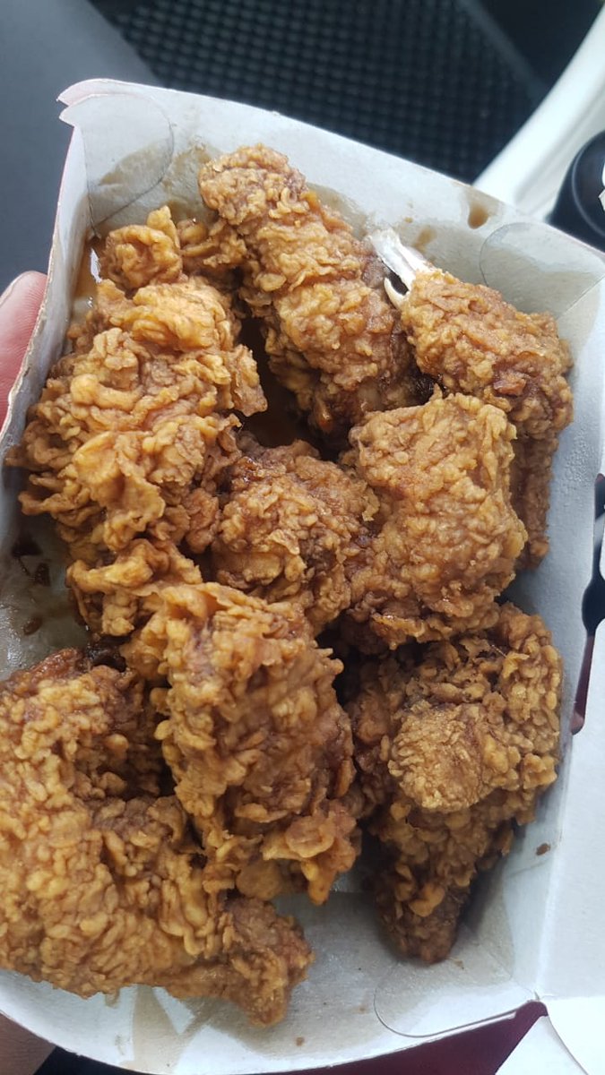 SarahM511_'s tweet photo. @KFCSA What in the dunked wings are this? There's really no sauce. I went back to KFC Gift Acres and they still insist that this is correct, how though? #kfcsa https://t.co/zmLUUsatEc