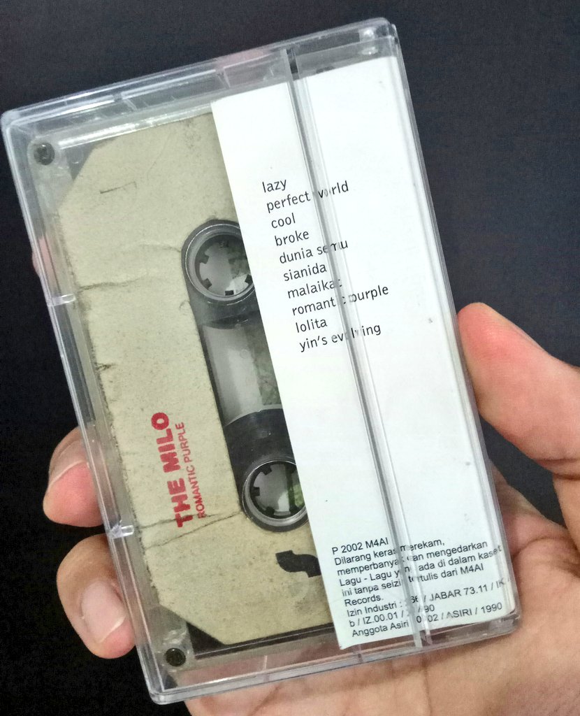 wastedrockers1's tweet photo. Terlahir dari pecahan: Cherry Bombshell, La Luna, band britpop Dua Sejoli, serta dua band hardcore; O.O.S, dan Live At Pawn.

Album yang jadi benchmark di scene dreampop / post-rock Indonesia.

THE MILO - Let Me Begin (M4AI Records, 2002).

#TheMilo https://t.co/SOCqfmz0sW