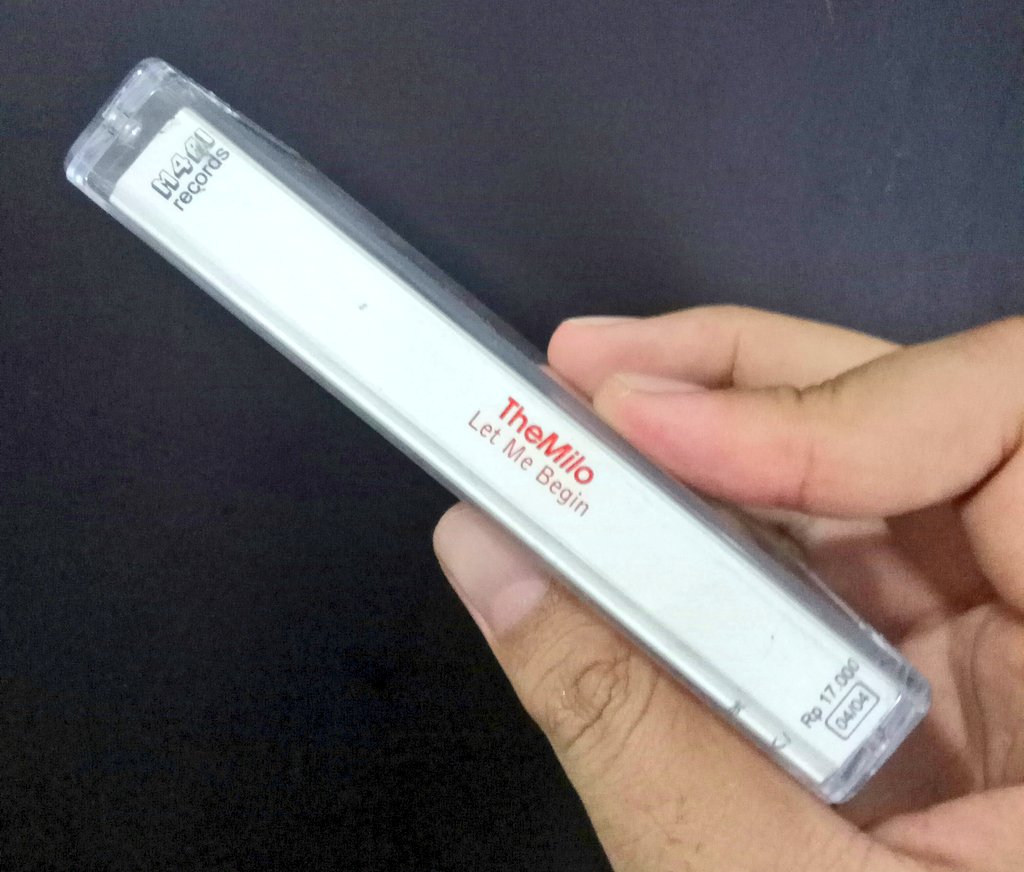 wastedrockers1's tweet photo. Terlahir dari pecahan: Cherry Bombshell, La Luna, band britpop Dua Sejoli, serta dua band hardcore; O.O.S, dan Live At Pawn.

Album yang jadi benchmark di scene dreampop / post-rock Indonesia.

THE MILO - Let Me Begin (M4AI Records, 2002).

#TheMilo https://t.co/SOCqfmz0sW