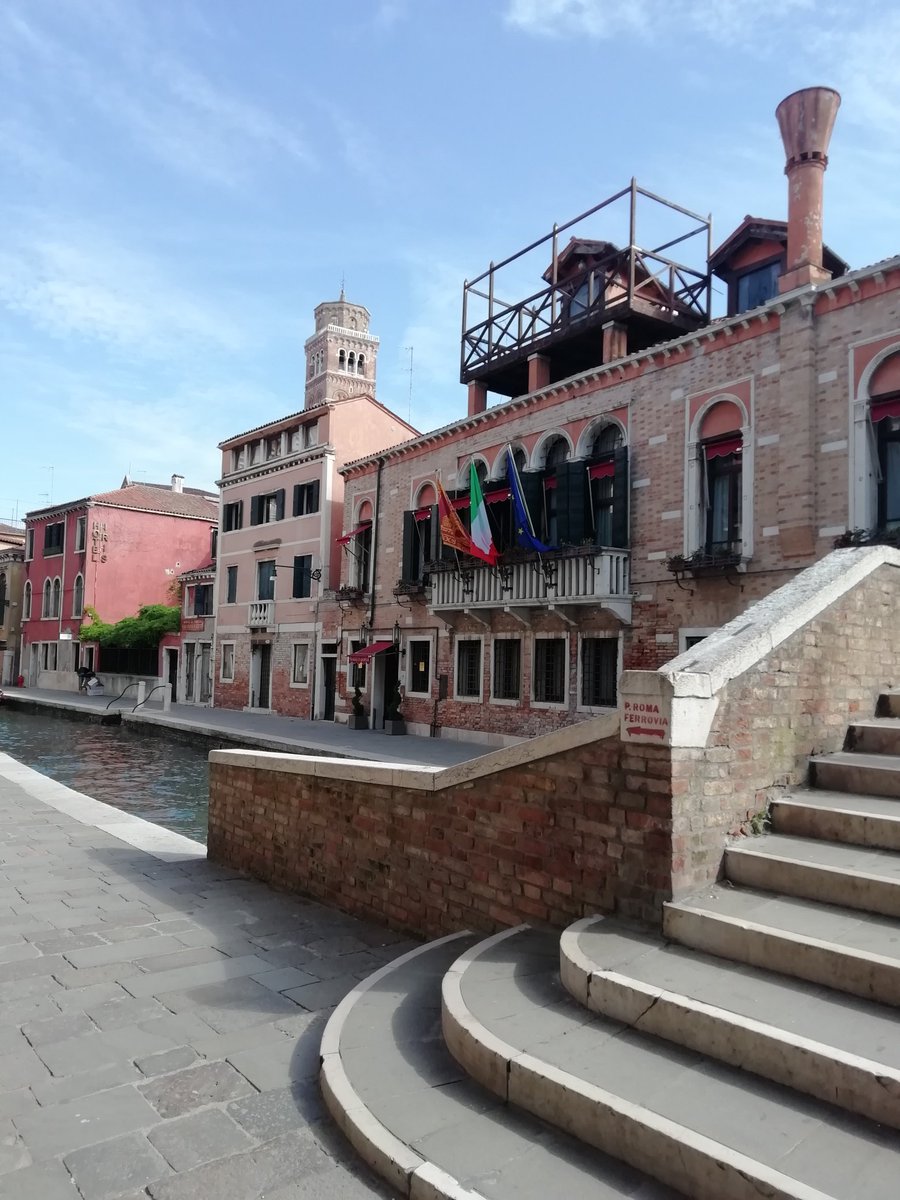 #Venezia #Veneto San Toma '#Venezia1600 #ArteaVenezia #VenicePhotography #architecture #scultura #arte #veneziadavivere #viverevenezia #cultve