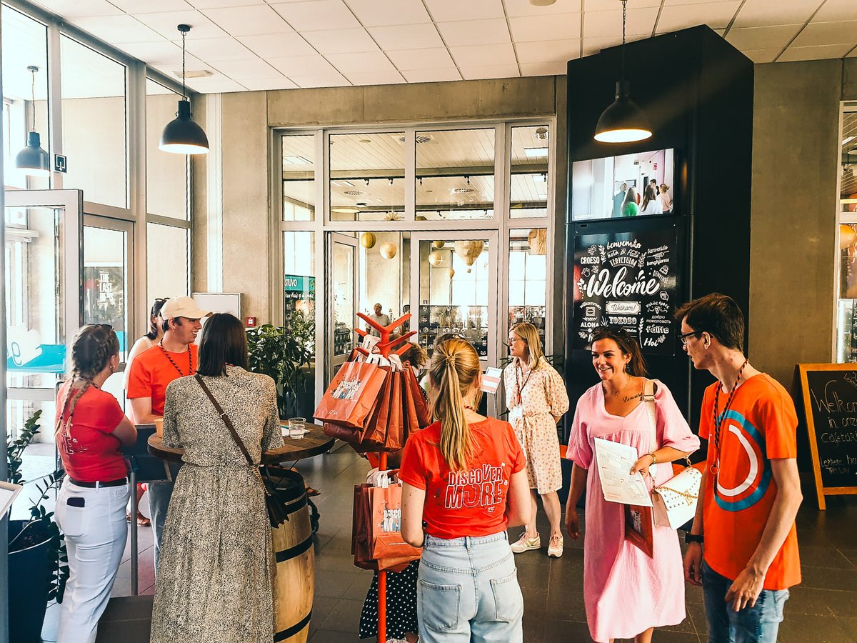 ThomasMoreBE's tweet photo. Sun is out and so are we ☀️! Je bent nog tot 15u welkom met al je vragen op al onze campussen 💡  
Vandaag al andere plannen? Zet onze Opencampusavond van woensdag 6 september alvast in je agenda.  

📅https://t.co/luAFscm7cR https://t.co/DzVDUKUUBE
