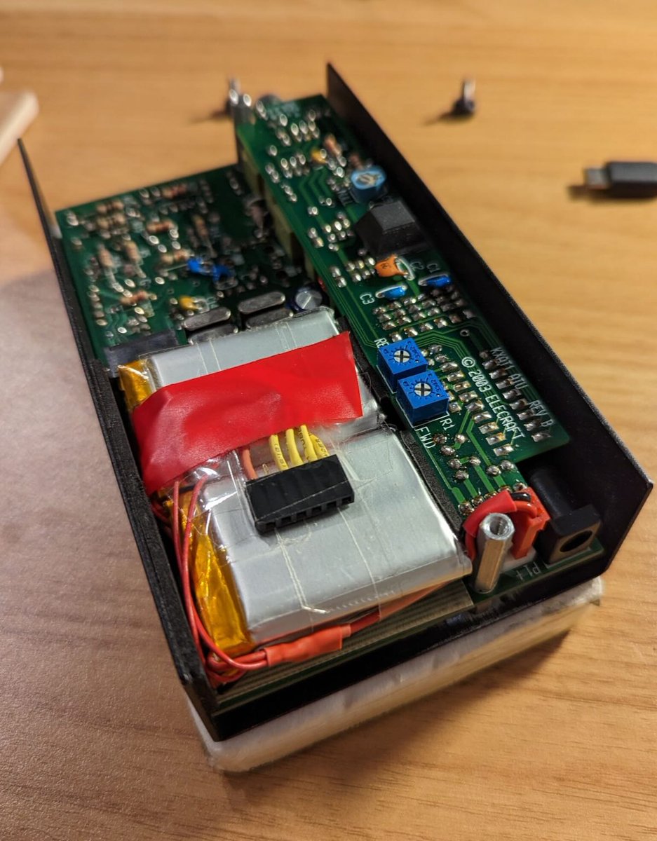 A Nifty Internal Battery Mod for the Elecraft KX1 qrper.com/2023/06/elecra… #QRP #HamRadio @leobismarck