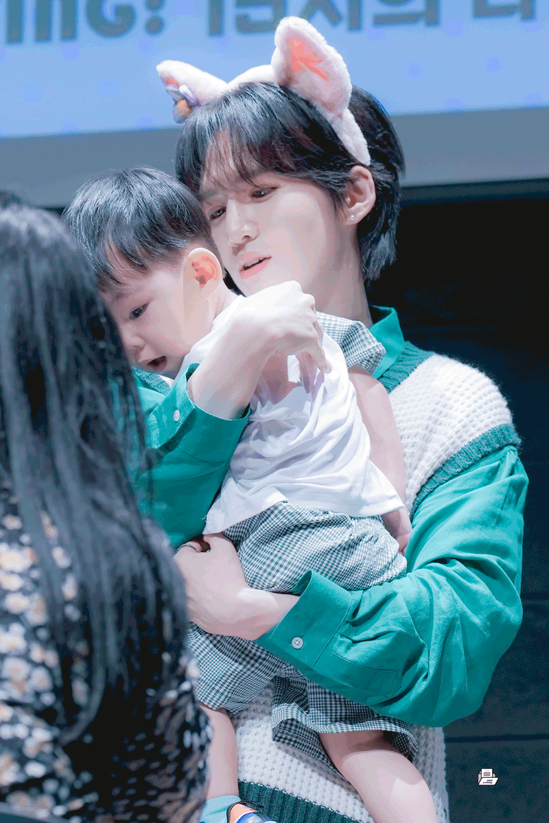 honjaarchiving's tweet photo. 230603 15시의 다락방 팬미팅
따스한 눈빛이랑 소중하게 안고 있는 모습을 보면 태빈이 정말 너무 좋은 사람인 걸 느낄 수 있어요💕

🔗https://t.co/TT1iv3zCb9
https://t.co/b016PDcadS
https://t.co/9STUHgiUNN
#팀15시 #team15 #태빈 #taebeen #BLK https://t.co/0o33p06Y8O