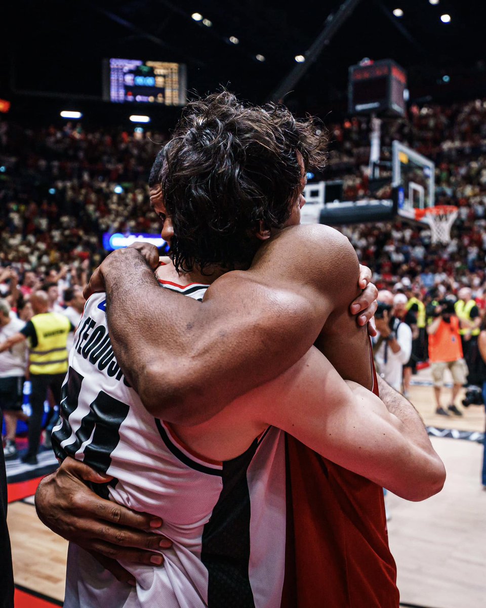 parallelecinico's tweet photo. La bellezza di questo abbraccio tra Hines e Teodosic appena finita gara 7. A prescindere dal tifo, a prescindere da ciò che faranno in futuro, è un onore averli potuti ammirare nel campionato italiano.
#SerieAtipo https://t.co/J0eOUCOHRa