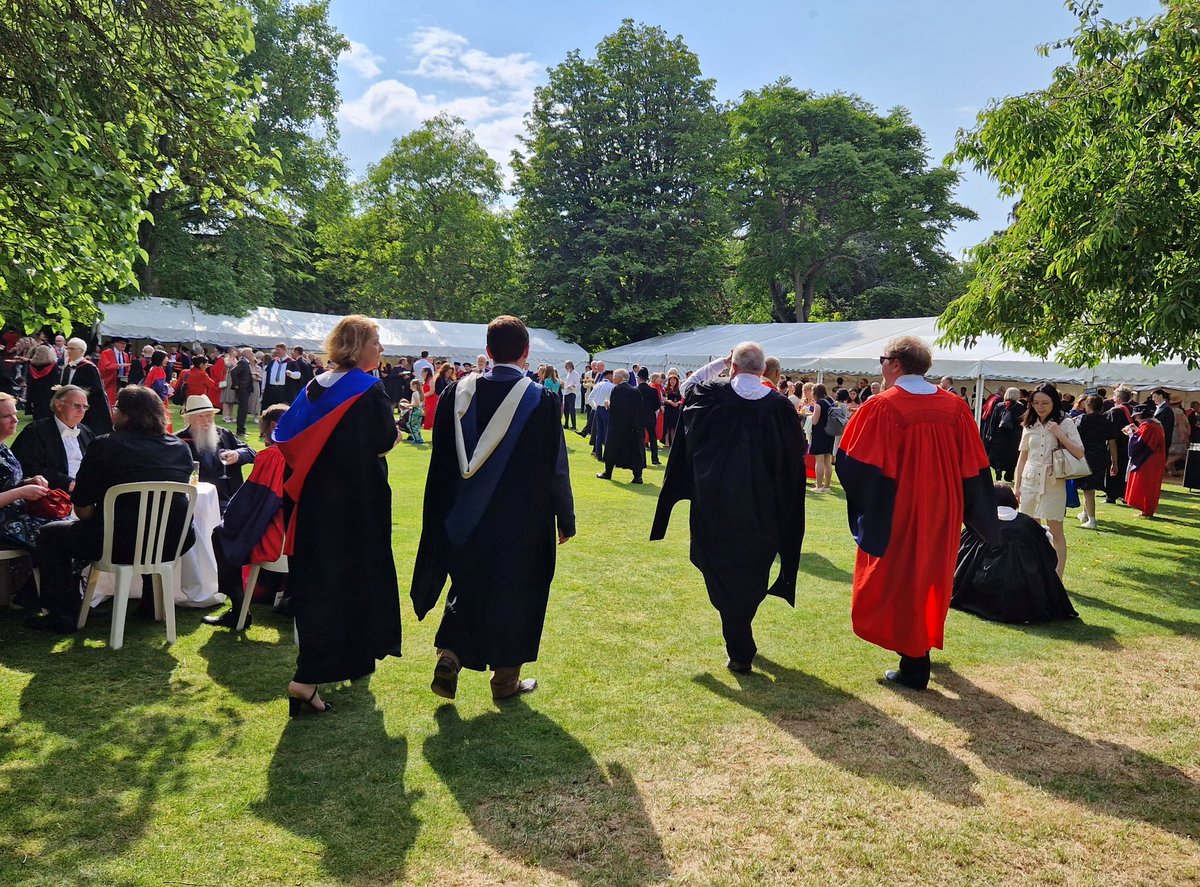 ProfTtweetsTB's tweet photo. Lovely to be back @wadhamoxford for #Encaenia this week, and to see honorary degrees awarded to Malik Peiris who identified the causative agent of #SARS, and #BBC Chief International Correspondent @bbclysedoucet among others 🎓🎓🎓 https://t.co/e2xLhTTv6x