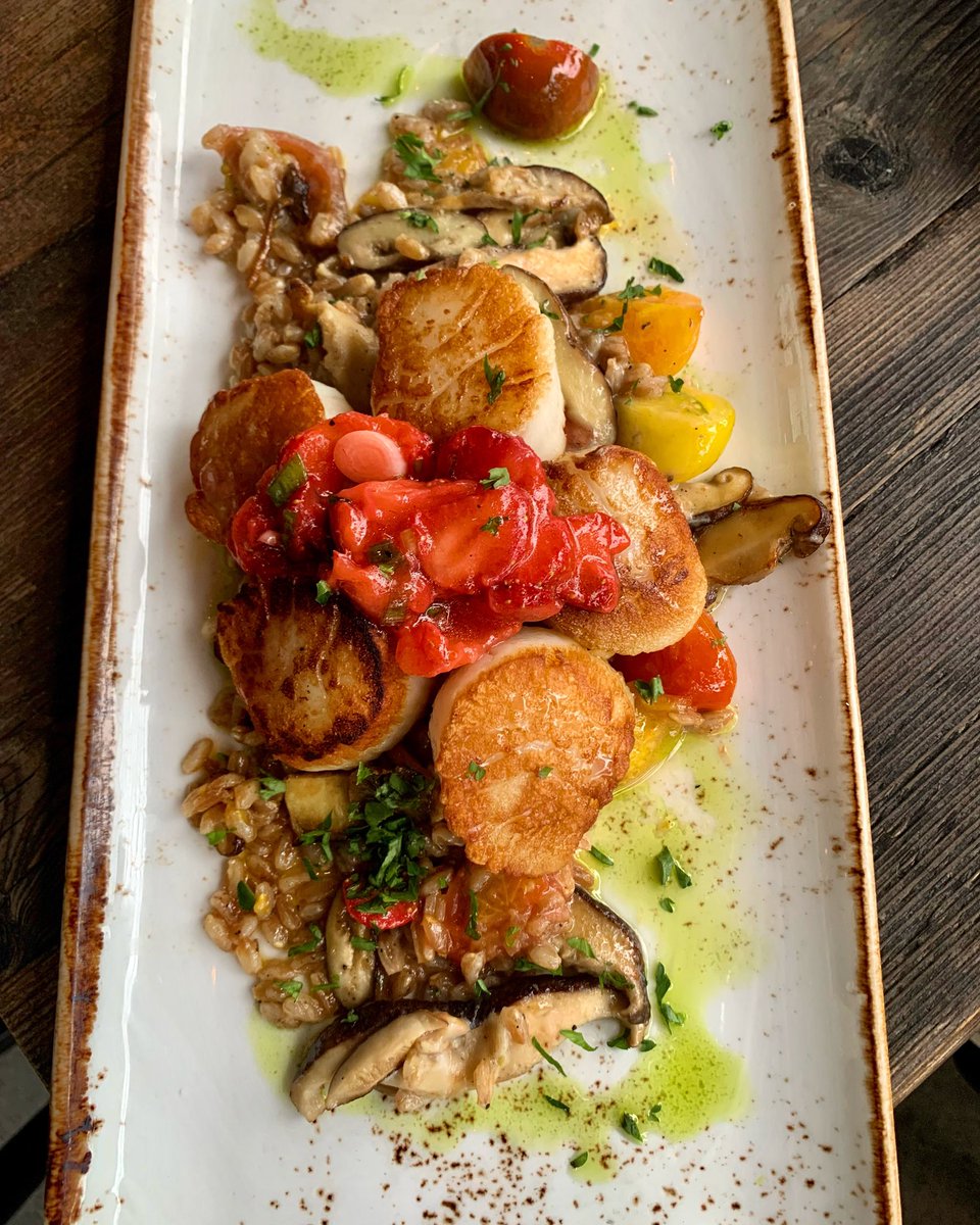 Pan seared scallops #onspec 🌊🌊

farro, local mushroom 🍄 trio, cherry tomatoes 🍅, &amp; a strawberry 🍓 salsa

#scallops #seafoodlover #itswhatsfordinner #saturdaynight #pansearedscallops #saturdaymood #treatyourself