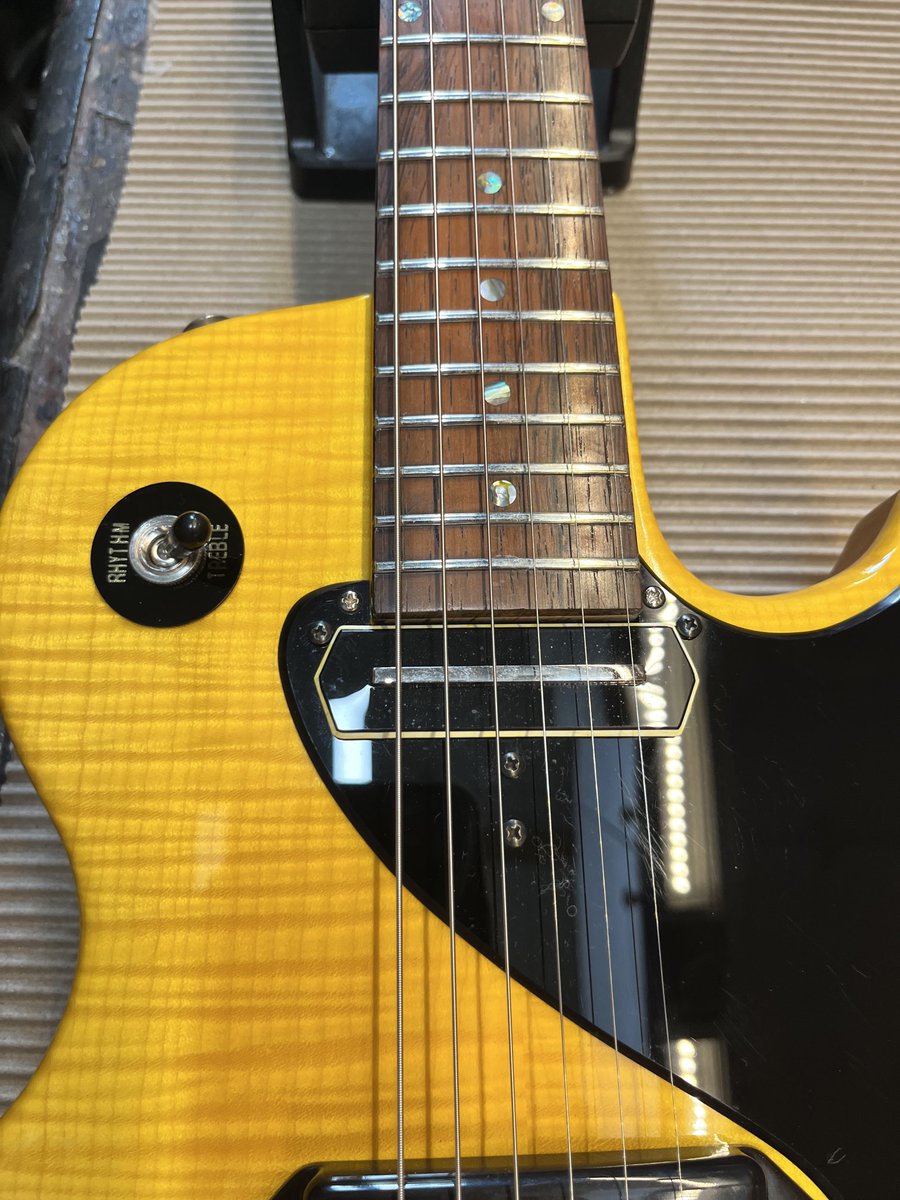 Je viens d’admirer une œuvre d’art. Le luthier Mathieu Rouvé “Aloca” vient de terminer une des plus belles guitare qu’il m’ait été donné de voir, reproduction de la Stratocaster de John Lennon… Elle est plus belle encore que cette originale mythique. Respect, Gepetto !