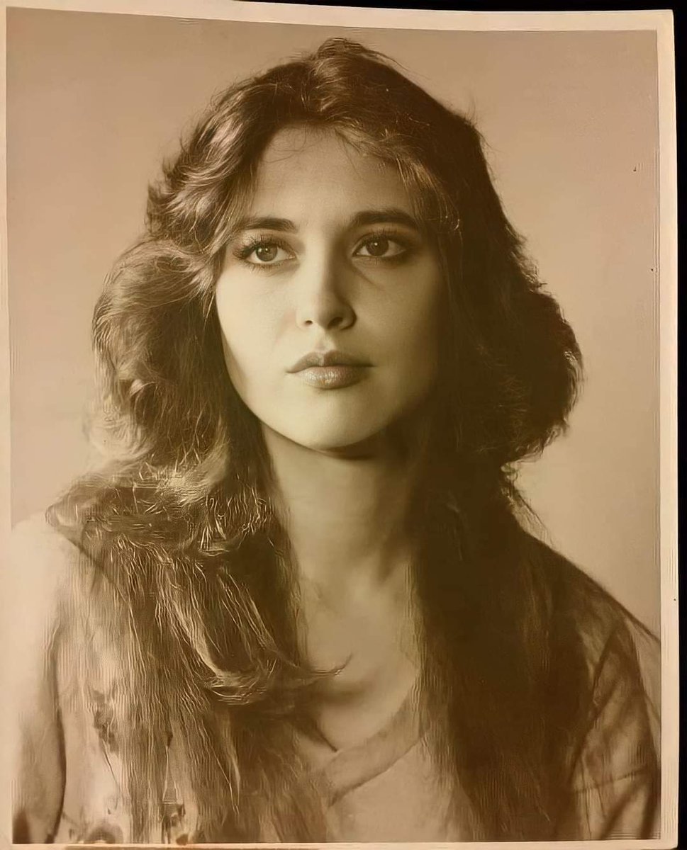 ScreenMix's tweet photo. لا توجد معلومات سوى أن صاحب الصورة قام بنشرها وقال: 

إنها والدتي عام 1976 ❤️ https://t.co/JztmDhxfCY