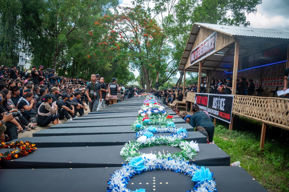 Silent march in the Kuki Zo tribal hills of Churachandpur today to mourn the dead in Manipur violence. The coffins are only symbolic but the communities closely monitor and count their dead, not allowing any life to go to waste. Strength in numbers and prayers 🙏🏾✊