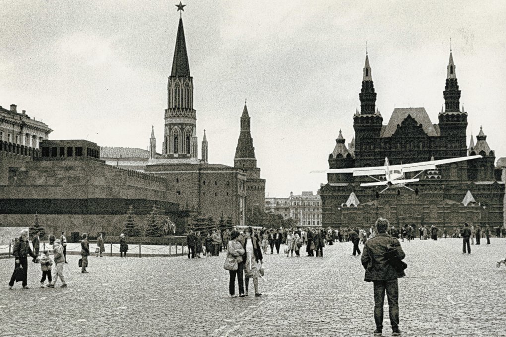 JamesMunro5's tweet photo. Going live to Red Square, where Wagner's airborne division has landed.
#NotActuallyTrue https://t.co/lApmbpuUrW