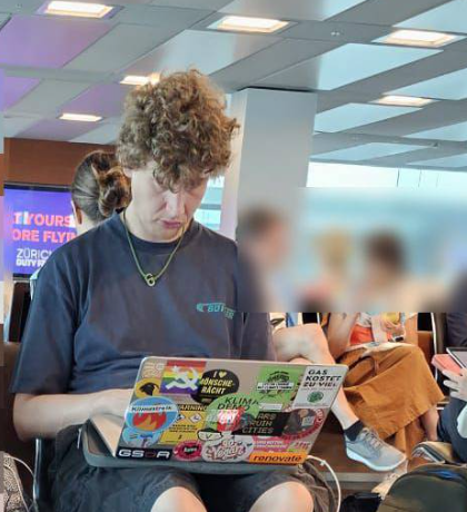 Das ist Max Voegtli aus der Schweiz. Er ist hauptberuflich Klimaaktivist von "Renovate Switzerland" normalerweise blockiert er also Verkehrsrouten wie z.b. an Ostern den Gotthardtunnel.
Doch nun wurde er am Flughafen entdeckt und flog nicht nur von Zürich nach Paris (wo es eine