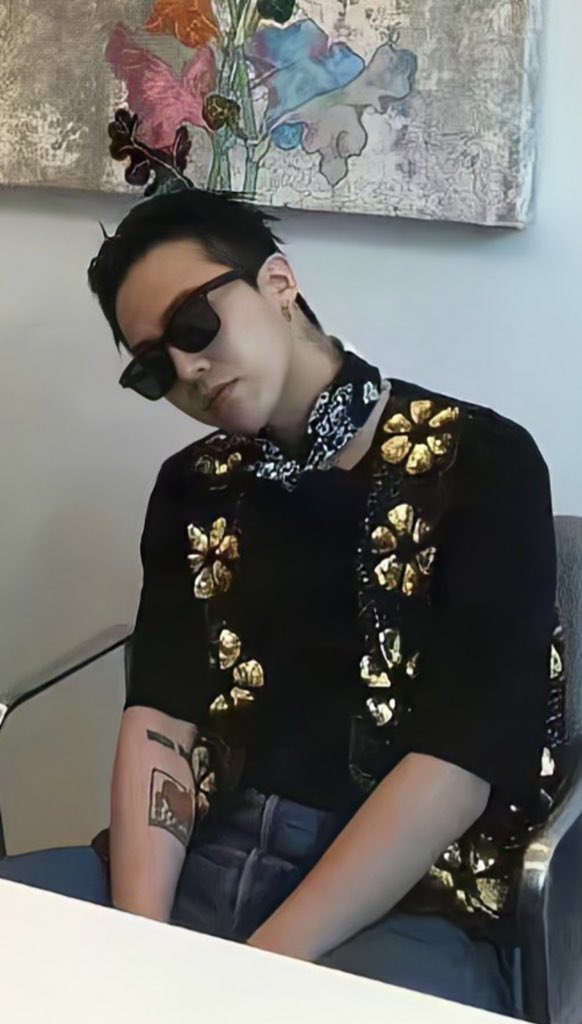 Damn. GDRAGON IS SO ATTRACTIVE