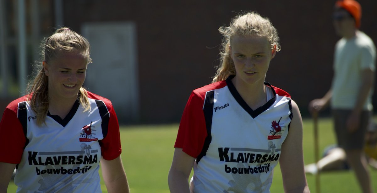 NK Dames | Uitslagen 3e omloop

Huizum is de eerste finalist door de overwinning op Mantgum. Duidelijke cijfers 5-0 6-6. 

3e omloop
15. Leeuwarden - 1. Makkum 3-5 0-6
4. Huizum - 18. Mantgum 5-0 6-6
14. Easterein staand nummer

#keatsen #kaatsen #nkdames