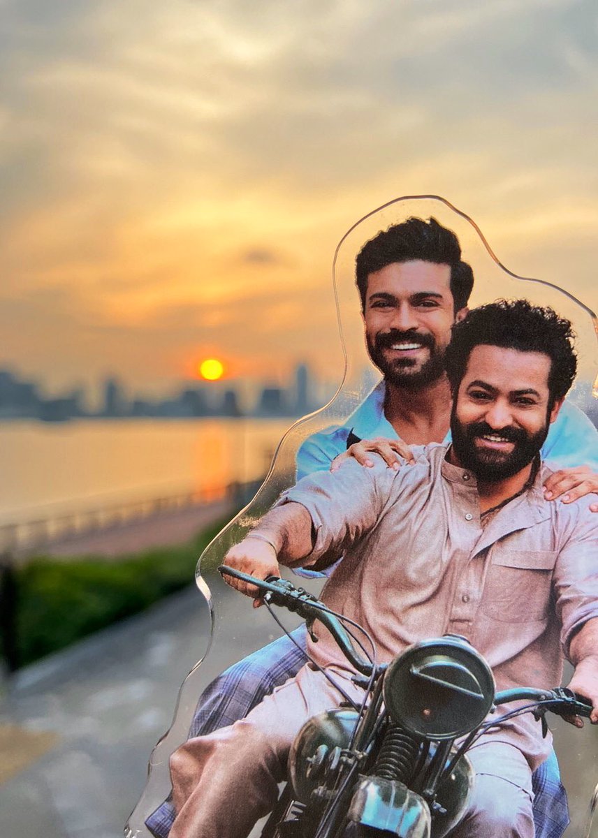 アクスタガチ勢の方に撮っていただいた。ラーマとアクタルの躍動感があって凄く楽しそう🥰RRRで初めてアクリルスタンド買ったけど、RRRのは印刷が綺麗らしい。知らなかった！だから映えるのか！ https://t.co/lr5KPT9GVr