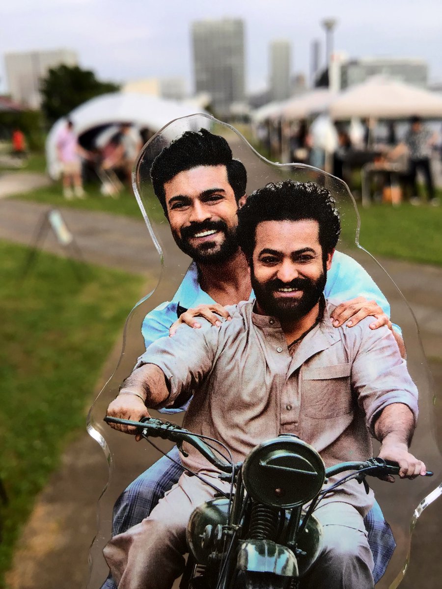 アクスタガチ勢の方に撮っていただいた。ラーマとアクタルの躍動感があって凄く楽しそう🥰RRRで初めてアクリルスタンド買ったけど、RRRのは印刷が綺麗らしい。知らなかった！だから映えるのか！ https://t.co/lr5KPT9GVr