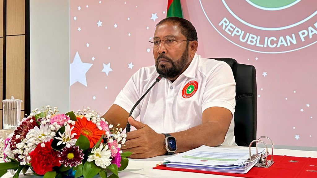 ahmed_nihan's tweet photo. އޮނަރަބަލް ޤާސިމް އިބްރާހީމް @qasimibrahim އަށް ދިވެހިރާއްޖޭގެ ވެރިކަން ރައްޔިތުން ދެއްވައިފިނަމަ ހުޅުމާލޭ ހިޔާ ފްލެޓް އަދި ފުލުހުންނާއި ސިފައިންގެ ފްލެޓް ތަކުގެ ކުލި އެކީ އެކަށް މާފުކޮށްދެއްވާނޭ ކަމަށް މިއަދު ވިދާޅުވެއްޖެ.  #HaaskandaalaaHamajeheyne https://t.co/CskZl6INvo
