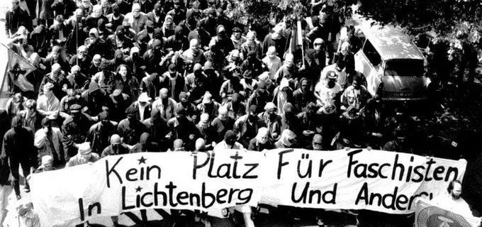 RadicalPast's tweet photo. 24.06.90, Berlin: 4.000 ziehen zur von Nazis besetzten Weitlingstr. Schlacht militanter Gruppen mit Ostpolizei. Hintergründe: https://t.co/uWCZNPqFoZ https://t.co/aTBp4it0GB