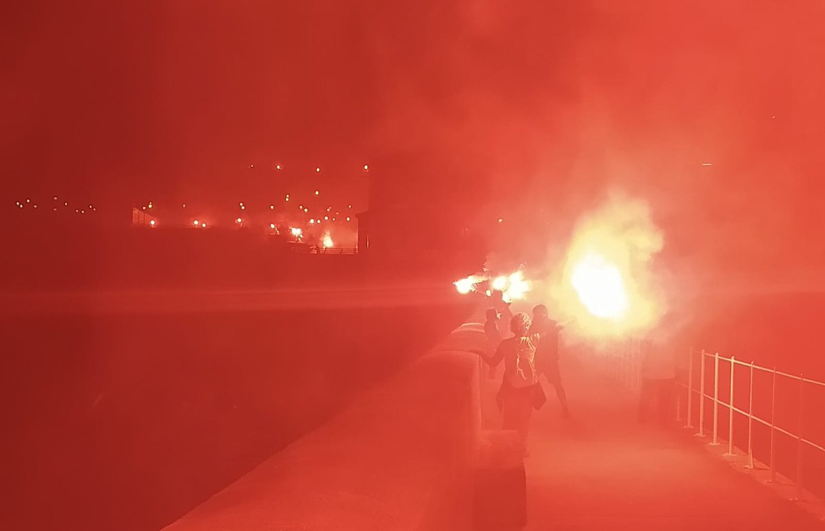 Anoche una cadena humana con Antorchas alumbraron el cielo de San Lorenzo en apoyo a las 6 sindicalistas de la CNT condenadas por defender los derechos de las trabajadoras de la Suiza en Gijón.
#6deLaSuiza
#HacerSindicalismoNoesDelito